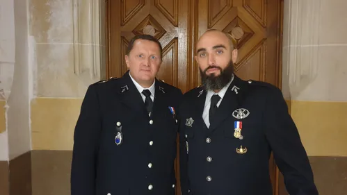 Deux gendarmes décorés pour avoir secouru 25 migrants au large...