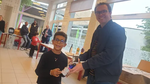 L'école Ste Thérèse offre des gourdes aux CP pour réduire les...