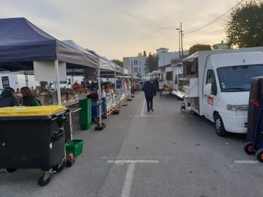 Des commerçants quittent le marché avant même son ouverture