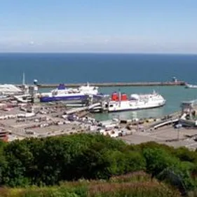 Le centre d'immigration du port de Douvres visé par des cocktails...