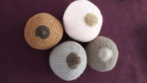 Octobre rose: 50 "totottes" en crochet accrochées sur les berges de...