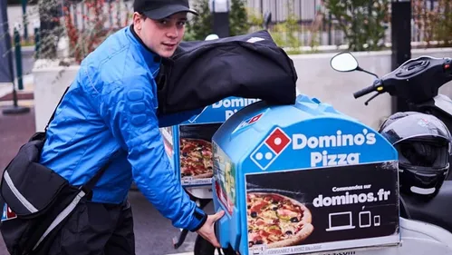 Prime, week-end, sorties: pour recruter, Domino's fait les yeux...