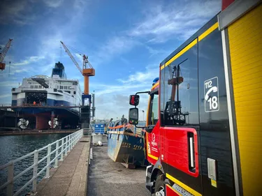 Les pompiers interviennent pour un incendie sur un navire