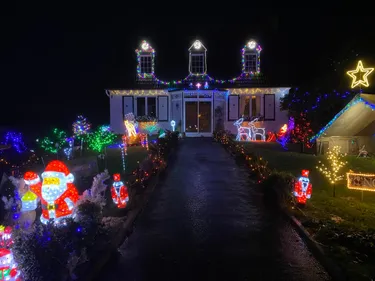 La maison du père Noël continue à émerveiller petits et grands