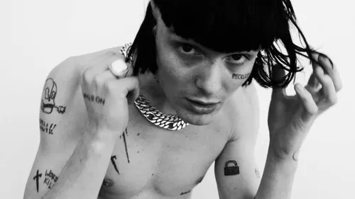 Aimé Simone présente le clip de Shining Light