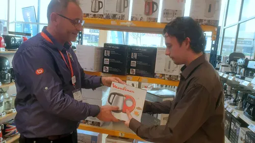 Chez Boulanger, 8 jeunes déficients intellectuels découvrent les...