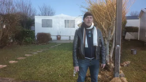 8 jours après les inondations au camping L'été indien, Frédéric n'a...