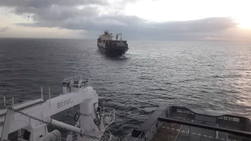 Un porte-conteneurs de 210 mètres de long en difficulté au large de...