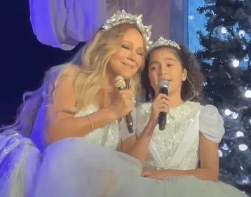 Mariah Carey chante Noël sur scène avec sa fille