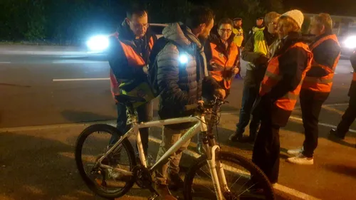 Des bandes réfléchissantes et des lumières clignotantes offertes...