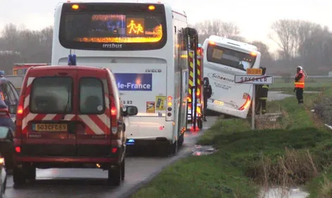 Un car dans le fossé avec 40 enfants à bord