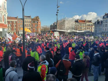La place de la Gare noire de monde pour dire NON à la réforme des...