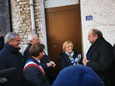 Le garde des Sceaux remet les clés d’un immeuble saisi à une...