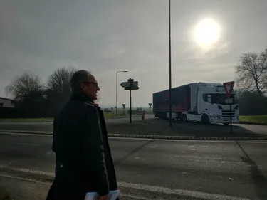 Malgré le danger et l'interdiction, les poids lourds traversent...