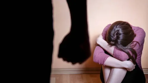 Deux fois plus de femmes portent plainte pour violences conjugales...