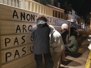 Des "colleuses" féministes veulent sensibiliser aux violences...