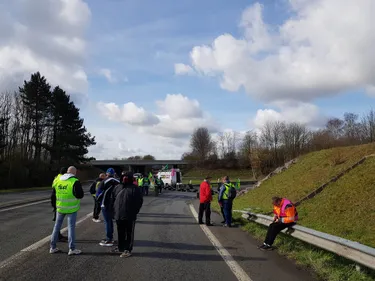 L'intersyndicale bloque les bretelles d'accès à l'autoroute A26...