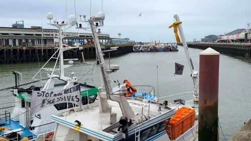 Boulogne: les pêcheurs votent la poursuite du mouvement "port mort"...