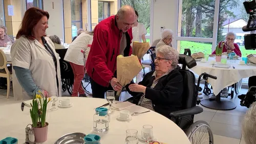 Saint-Léonard: la CGT offre des fleurs aux résidents de l'EHPAD...