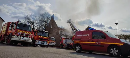 Une maison détruite par les flammes à Bollezeele