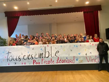 Vieux-Berquin : un rassemblement pour maintenir les huit classes de...