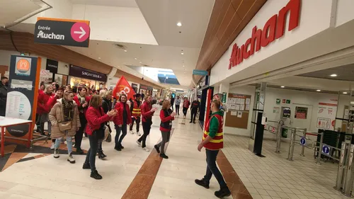 Saint-Martin-Boulogne: une manifestation de salariés d'Auchan...