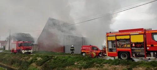 Cappelle-Brouck: un hangar agricole prend feu, les pompiers sur place