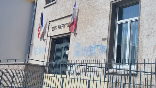 Boulogne: la façade de la sous-préfecture taguée