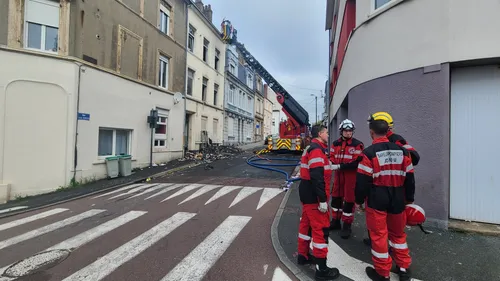 Boulogne: 7 heures apres l'incendie, un locataire manque toujours à...