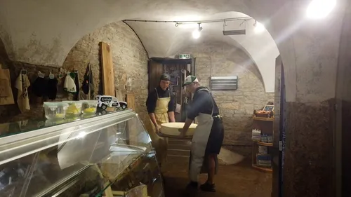 Simon et Noé, deux étudiants, sont partis à l'aventure pour...