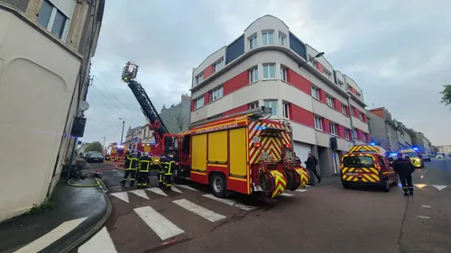 Un incendie détruit les combles d'un immeuble, les pompiers...