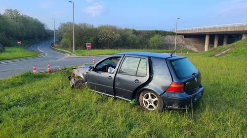 Wimille: à la sortie de l'A16, un automobiliste atterrit au milieu...
