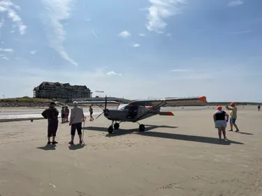 Un petit avion obligé de se poser en catastrophe sur la plage...