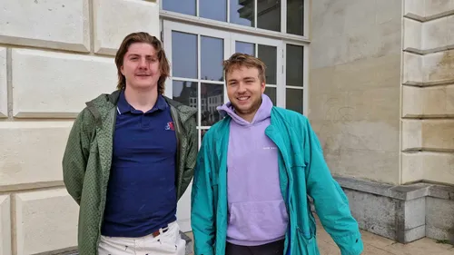 Simon et Noé, deux aventuriers de 20 ans, sont partis en stop en...