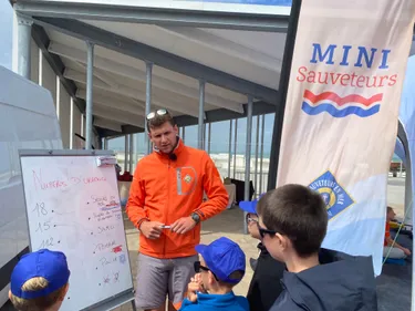 Des jeunes calaisiens apprennent les gestes de premiers secours...