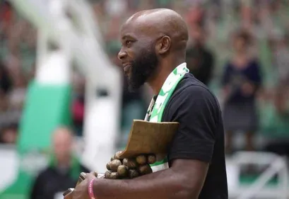 Le supporter qui avait insulté Loïc Akono, insulte raciste, devant...