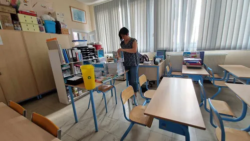 Avant la rentrée des élèves lundi, les professeurs préparent leur...