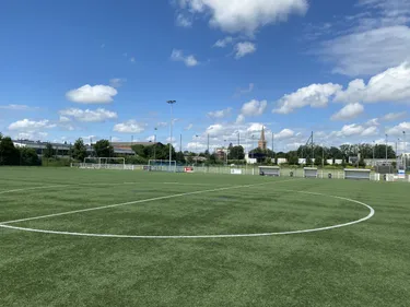 Les travaux du nouveau terrain synthétique d'Hazebrouck presque...