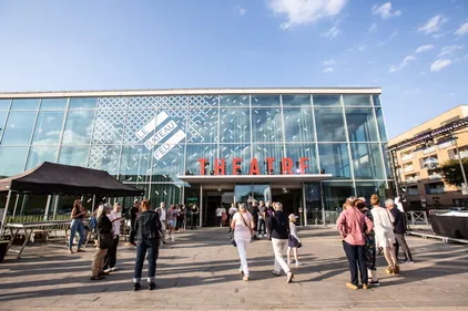 Avec le Bateau Feu à Dunkerque, la culture se balade dans toutes...