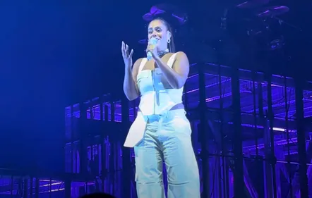 Amel Bent annonce son départ de "The Voice"