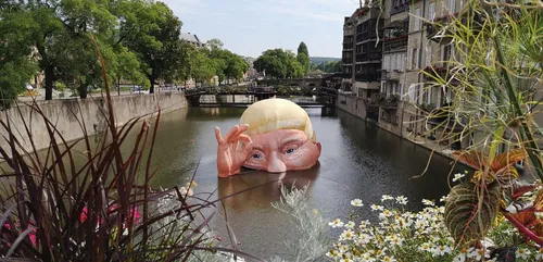 Metz : Donald Trump coule dans la Moselle