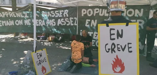 Meurthe-et-Moselle : Les pompiers manifestent à coup de massages...