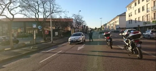 France: le confinement durera "au moins six semaines"