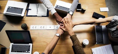 Coronavirus: 72% des Français ne feront plus la bise à leurs collègues