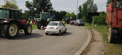L'ESSENTIEL DE L'ACTU | Les agriculteurs bloquent les dépôts de...
