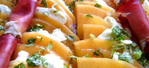Salade au melon, jambon cru et mozzarella