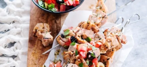 Brochettes de poulet, salade de tomates aux deux olives