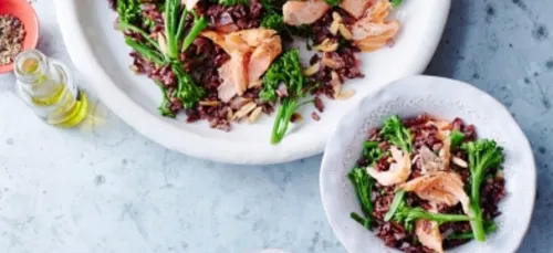 Salade de riz noir, brocolis et saumon
