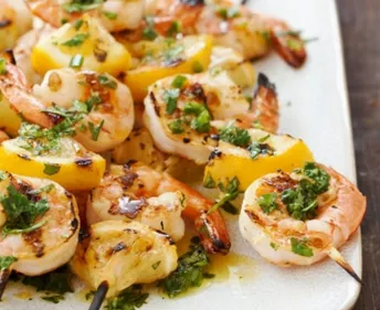 Brochettes de crevettes et citrons grillés