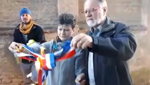 GCO | Nouveaux échanges musclés, un élu brûle son écharpe tricolore